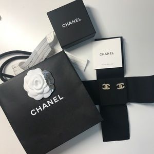 New 19Spring Chanel Pearl Earrings Pearl/gold